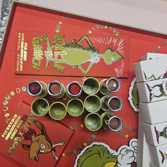 Kylie Jenner Autographed Signed Grinch PR Box NEW Cosmetics Never Been Used! - Picture 16 of 16